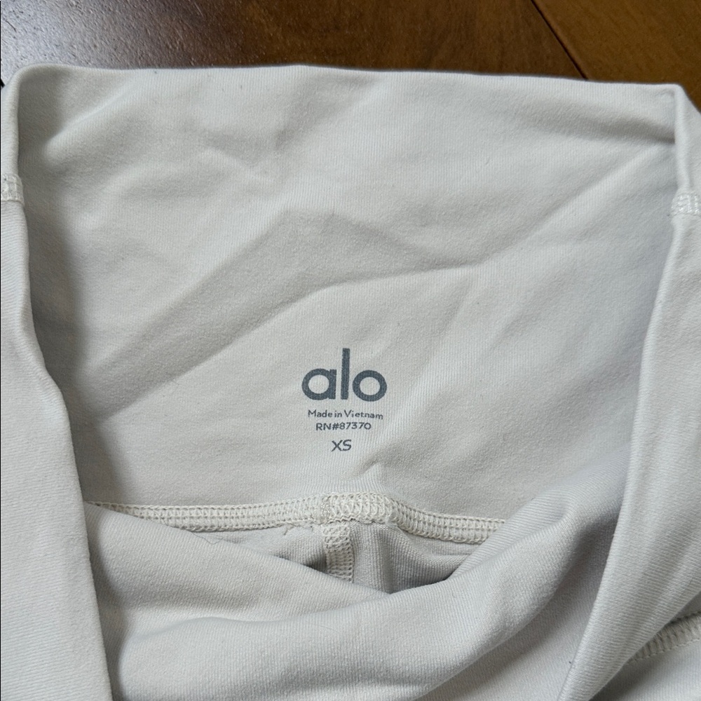 ALO Yoga Off-White Ribbed Leggings - Picture 3 of 4